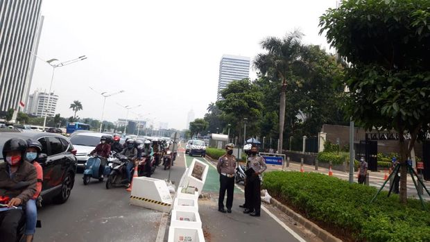 Beton jalur sepeda permanen di Sudirman ditabrak mobil, Kamis (22/4).