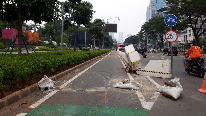 Beton jalur sepeda permanen di Sudirman ditabrak mobil, Kamis (22/4).
