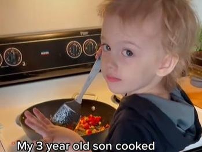 bocah 3 tahun jago masak dan bisa siapkan makan malam keluarganya