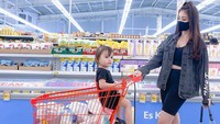 Belanja makanan bareng sang anak, Aska Ongi tetap terlihat stylish. Belom mandi waktu itu, tulisnya di keterangan foto. Wah, tidak kelihatan seperti belum mandi ya! Foto: Instagram askaongi