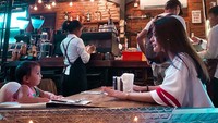 Di kafe yang sama, Aska Ongi membuat perbedaan foto ia dan sang anak saat makan berdua. Foto di atas diambil pada Desember 2019, sedangkan foto kedua pada Januari 2021. Sweet banget ya! Foto: Instagram askaongi