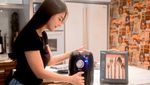 Cantiknya Aska Ongi Saat Jajan Es Kopi dan Nongkrong di Kafe Bali