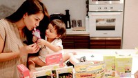 Aska Ongi sendiri lumayan eksis di Instagram dengan lebih dari 156 ribu followers. Ia kerap membagikan foto-foto seru bersama sang anak dan juga ketika kulineran. Foto: Instagram askaongi