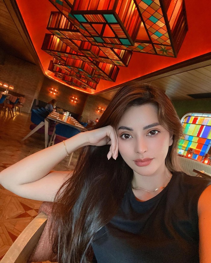 Cantiknya Aska Ongi Saat Jajan Es Kopi dan Nongkrong di Kafe Bali Cantiknya Aska Ongi Saat Jajan Es Kopi dan Nongkrong di Kafe Bali