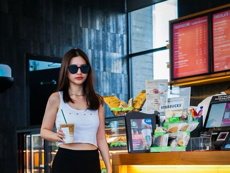 Cantiknya Aska Ongi Saat Jajan Es Kopi dan Nongkrong di Kafe Bali