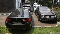 14 kendaraan roda empat, uang tunai baik rupiah ataupun mata uang asing, serta barang mewah lainnya dipamerkan polisi.