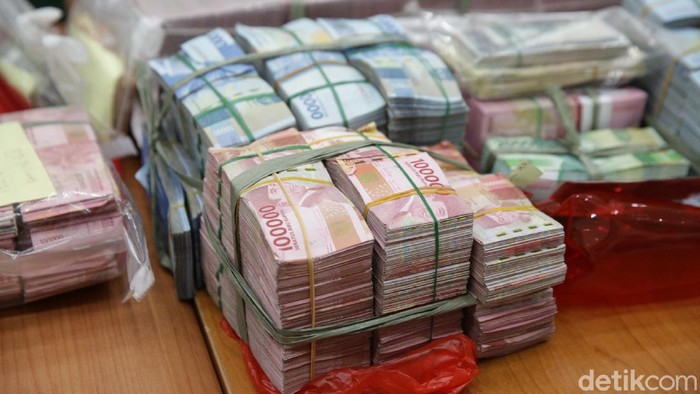 Polisi menunjukkan barang bukti kasus investasi ilegal E-Dinar Coin (EDC) Cash di Bareskrim Polri, Jakarta, Kamis (22/4/2021).