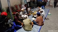 Doa bersama pun digelar oleh keluarga awak KRI Nanggala-402. Deny Prastyo Utomo/Dok. Detikcom.