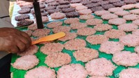 Dalam satu hari, industri rumah tersebut menghabiskan 40 liter ketan sebagai bahan bakunya. 
