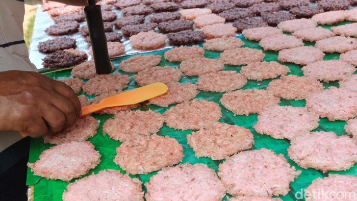 Perajin menjemur rengginang di sebuah industri kecil rumahan pembuatan makanan ringan, di Buaran, Tangerang Selatan, Banten, Kamis (22/4/2021).