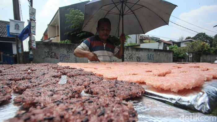 Perajin menjemur rengginang di sebuah industri kecil rumahan pembuatan makanan ringan, di Buaran, Tangerang Selatan, Banten, Kamis (22/4/2021).