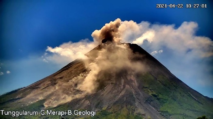 Gunung Merapi erupsi, 22/4/2021 siang