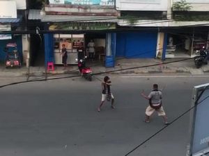 Viral! Dua Pria Bersajam Duel di Jalur Trans Sulawesi