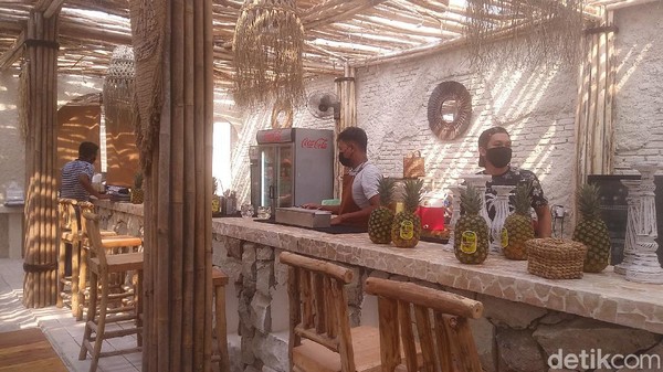 Mulai dari suasana di lorong menuju restoran, mengingatkan kita akan beach hut dengan suasana serupa di Bali (Randy/detikTravel) Mulai dari suasana di lorong menuju restoran, mengingatkan kita akan beach hut dengan suasana serupa di Bali (Randy/detikTravel)