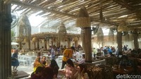 Masuk ke dalamnya, suasana beach hut makin terasa lewat hadirnya pasir pantai yang disebar merata di seluruh area restoran. Hal itu juga didukung oleh interior restoran yang dibuat bergaya serupa (Randy/detikTravel)