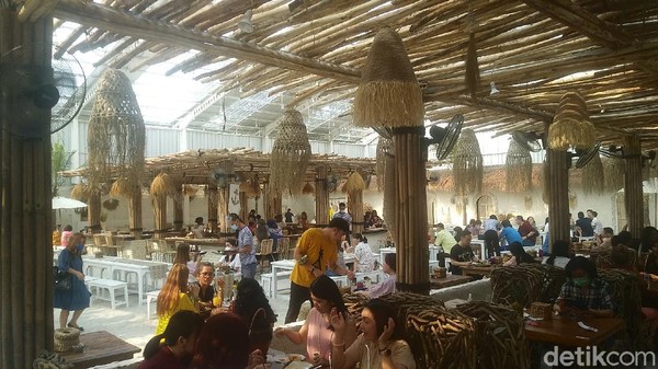 Masuk ke dalamnya, suasana beach hut makin terasa lewat hadirnya pasir pantai yang disebar merata di seluruh area restoran. Hal itu juga didukung oleh interior restoran yang dibuat bergaya serupa (Randy/detikTravel) Masuk ke dalamnya, suasana beach hut makin terasa lewat hadirnya pasir pantai yang disebar merata di seluruh area restoran. Hal itu juga didukung oleh interior restoran yang dibuat bergaya serupa (Randy/detikTravel)