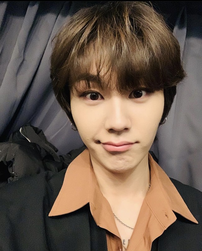 Saat diberikan kesempatan untuk bicara, Ilhoon eks BTOB menyampaikan permintaan maafnya untuk para penggemar. “Aku dengan tulus bertobat. Aku benar-benar minta maaf.” Foto: dok. Instagram ilhoonmj