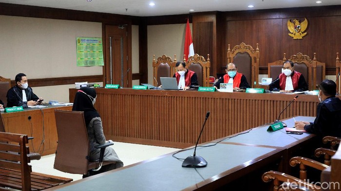Dua orang terdakwa korupsi BCSS Bakamla, Juli Amar Ma'ruf dan Leni Marlena mengikuti sidang perdana di Pengadilan Tipikor, Jakarta.