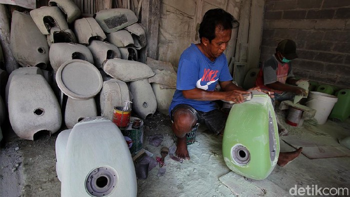 Kampung Losari, Pasar Kliwon, Solo, Jawa Tengah, menjadi salah satu sentra pembuat tangki custom untuk kebutuhan modifikasi. Nah, seperti apa sih penampakannya?