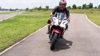 Kelebihan lain yang dimiliki IRC RX-02 juga terdapat pada total kontrol yang optimal, dimana ban depan difokuskan pada keseimbangan dan ban belakang difokuskan pada stabiltas. Foto: dok. IRC