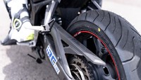 Selain itu, kompon terbaru dengan desain pola secara linier yang dimiliki oleh IRC RX-02 juga memberikan performa pengereman maksimal baik dalam kondisi jalanan basah maupun kering, sehingga menjadi pilihan tepat bagi pengendara motor sport yang mengutamakan performa tinggi. Foto: dok. IRC