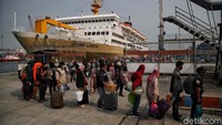 Berita foto lain yang tak kalah menarik perhatian publik adalah perpanjangan masa larangan mudik. Surat edaran mudik Lebaran 2021 terbaru itu mengatur masyarakat bila ingin ke luar kota sebelum dan sesudah mudik Lebaran 2021. Surat edaran Satgas COVID 2021 itu adalah adendum SE 13/2021 tentang Peniadaan Mudik Hari Raya Idul Fitri tahun 1442 Hijriah dan Upaya Pengendalian Penyebaran Corona Virus Disease 2019 (COVID-19) Selama Bulan Suci Ramadan 1442 Hijriah. Adendum yang diteken pada 21 April 2021 itu mengatur perluasan waktu pengetatan pelaku perjalanan dalam negeri (PPDN), yakni H-14 larangan mudik (22 April-5 Mei 2021) dan di H+7 larangan mudik (18-24 Mei 2021). Pradita Utama/Dok. Detikcom.