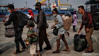 Perlu diketahui para penumpang ini diwajibkan turun secara bergantian guna menghindari penumpukan. Terlihat beberapa mengatur jarak dan anteran penumpang agar tidak terlihat menumpuk.