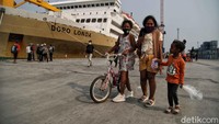 Selain itu petugas juga memprioritaskan penumpang lansia dan wanita yang membawa anak untuk segera maju ke luar. Penumpang yang turun pun nantinya harus mencuci tangan terlebih dahulu dan dilakulan pengecekan dokumen. Dokumen yang di cek adalah E-HAC dan kelengkapan berkas kesehatan oleh pihak KKP Tanjung Priok.