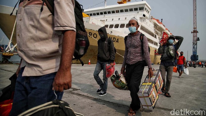 Ratusan penumpang turun dari Kapal Dorolonda di kawasan Dermaga Terminal Penumpang Pelabuhan Tanjung Priok, Jakarta Utara, Kamis (22/4).