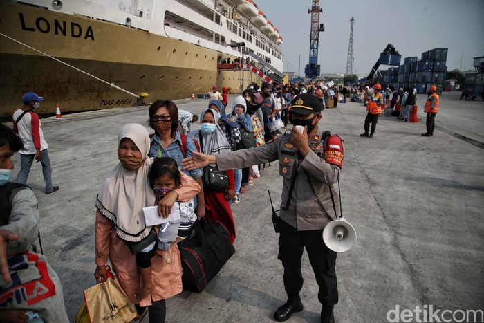 Ratusan penumpang turun dari Kapal Dorolonda di kawasan Dermaga Terminal Penumpang Pelabuhan Tanjung Priok, Jakarta Utara, Kamis (22/4).