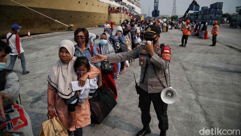 Jakarta Kedatangan Pemudik Ratusan penumpang turun dari Kapal Dorolonda di kawasan Dermaga Terminal Penumpang Pelabuhan Tanjung Priok, Jakarta Utara, Kamis (22/4).