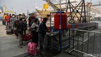 Kini, pelaku perjalanan wajib tes PCR atau antigen 1x24 jam sebelum perjalanan. Ada pula pilihan tes GeNose sebelum keberangkatan. Sementara itu, orang yang bepergian ke luar kota dengan mobil pribadi diimbau untuk tes PCR atau antigen 1x24 jam sebelum keberangkatan.