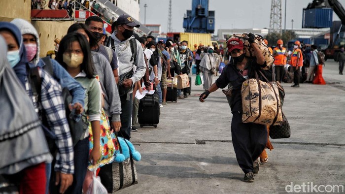 Ratusan penumpang turun dari Kapal Dorolonda di kawasan Dermaga Terminal Penumpang Pelabuhan Tanjung Priok, Jakarta Utara, Kamis (22/4).