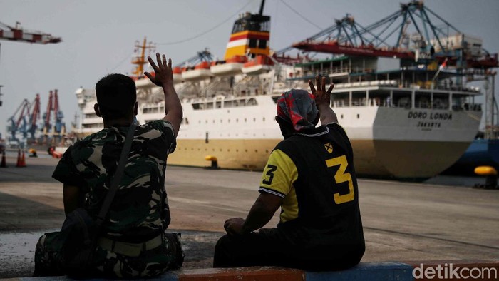Ratusan penumpang turun dari Kapal Dorolonda di kawasan Dermaga Terminal Penumpang Pelabuhan Tanjung Priok, Jakarta Utara, Kamis (22/4).