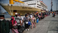Sebanyak 300 penumpang dari Surabaya tiba di kawasan Tanjung Priok, Jakarta Utara. Mereka merupakan penumpang yang melakukan mudik lebih awal untuk tujuan Jakarta. Terlihat mereka banyak membawa barang bawaan dengan tujuan bersilaturahmi dengan sanak keluarga di Jakarta.