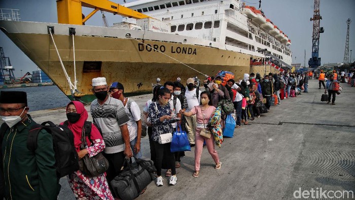 Jakarta Kedatangan Pemudik Ratusan penumpang turun dari Kapal Dorolonda di kawasan Dermaga Terminal Penumpang Pelabuhan Tanjung Priok, Jakarta Utara, Kamis (22/4).