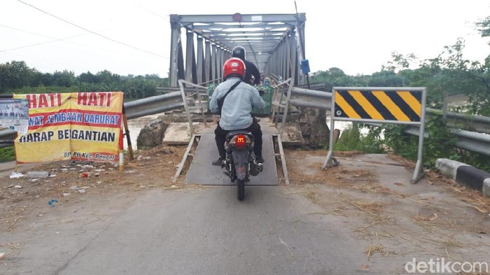 Jembatan Simo Glendeng sudah 6 bulan rusak. Hingga kini belum ada kepastian soal kapan penghubung Tuban dan Bojonegoro ini akan diperbaiki oleh pemerintah.