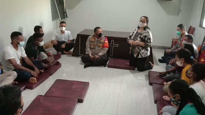 Kapolres Tangsel AKBP Iman Imanuddin silaturahmi ke Mess Dormitory Mahasiswa asal Papua di Cisauk Kabupaten Tangerang