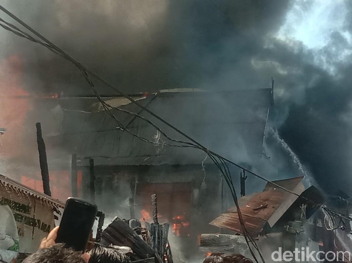 Kebakaran di permukiman penduduk Tamalate, Makassar (Reinhard/detikcom).