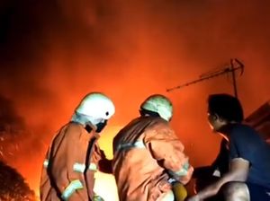 Si Jago Merah Lahap Rumah Warga di Palmerah, 19 Unit Damkar Dikerahkan