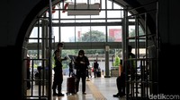 Aturan ini makin ketat. Sebelumnya, orang yang mau naik pesawat, kapal, atau kereta bisa menyertakan hasil tes Corona PCR atau rapid antigen dengan jarak waktu 2x24 jam atau 3x24 jam. Kini, pelaku perjalanan wajib tes PCR atau antigen 1x24 jam sebelum perjalanan. Ada pula pilihan tes GeNose sebelum keberangkatan.