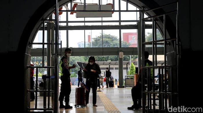 Pemerintah telah melarang mudik pada 6-17 Mei 2021. Kini, aturan perjalanan sebelum dan sesudah larangan mudik pun diperketat.