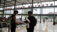 Sebagai informasi, Kementerian Perhubungan (Kemenhub) menyampaikan ada sekitar 7 juta orang hendak mudik dan mengabaikan larangan pemerintah. Epidemiolog Griffith University, Dicky Budiman, mengingatkan masyarakat mengenai ledakan kasus Corona yang saat ini tengah terjadi di India.