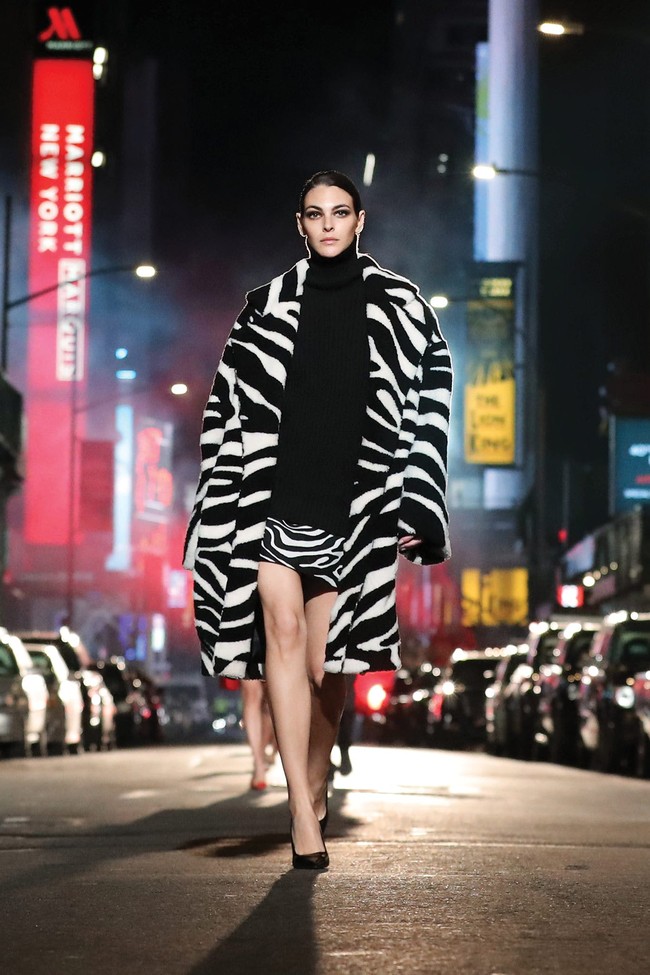 Michael Kors merilis koleksi fall/winter 2021 sekaligus merayakan 40 tahun berkarya. Michael menghadirkan koleksi yang terinspirasi kemegahan Broadway. Foto: dok. Courtesy of Michael Kors.