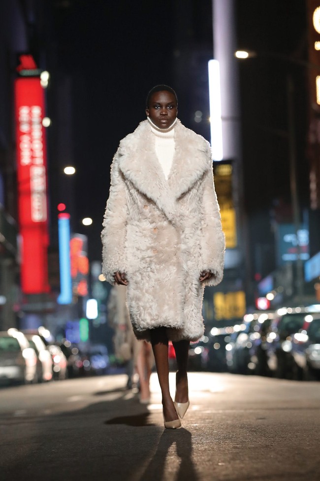 Michael Kors merilis koleksi fall/winter 2021 sekaligus merayakan 40 tahun berkarya. Michael menghadirkan koleksi yang terinspirasi kemegahan Broadway. Foto: dok. Courtesy of Michael Kors.