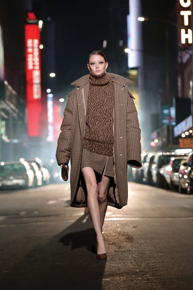 Michael Kors merilis koleksi fall/winter 2021 sekaligus merayakan 40 tahun berkarya. Michael menghadirkan koleksi yang terinspirasi kemegahan Broadway. Foto: dok. Courtesy of Michael Kors.