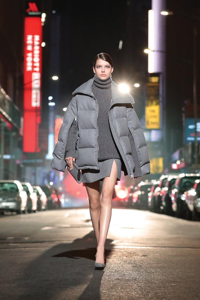 Michael Kors merilis koleksi fall/winter 2021 sekaligus merayakan 40 tahun berkarya. Michael menghadirkan koleksi yang terinspirasi kemegahan Broadway. Foto: dok. Courtesy of Michael Kors.