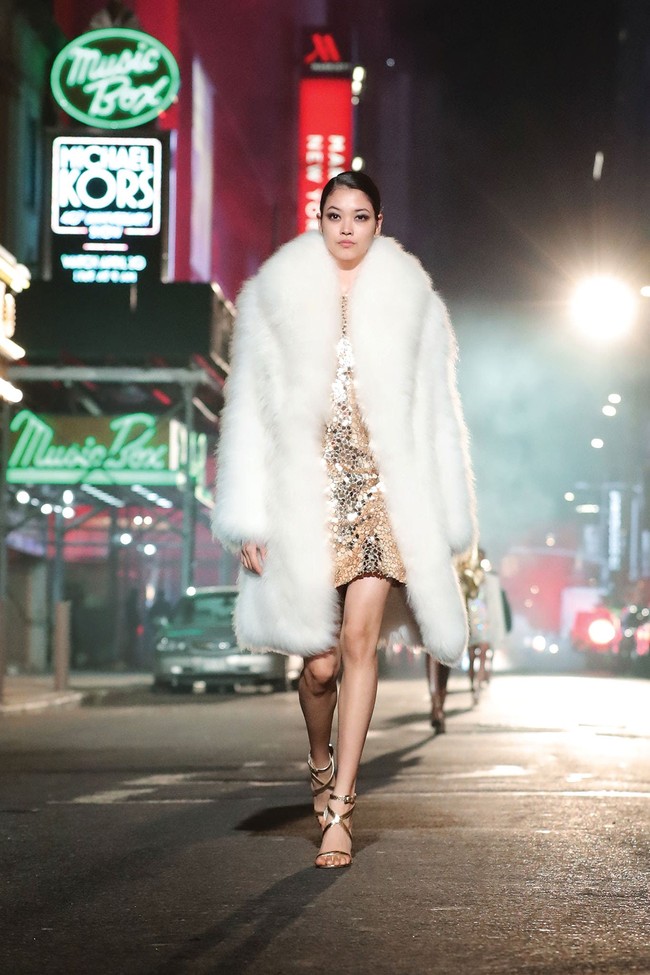 Michael Kors merilis koleksi fall/winter 2021 sekaligus merayakan 40 tahun berkarya. Michael menghadirkan koleksi yang terinspirasi kemegahan Broadway. Foto: dok. Courtesy of Michael Kors.