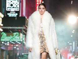 10 Koleksi Michael Kors Fall/Winter 2021, Rayakan 40 Tahun Berkarya