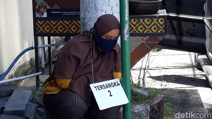 Kusrini (30) tersangka pembunuhan suaminya bos wajan di Bantul usai rekonstruksi di Mapolres Bantul, Kamis (22/4/2021)
